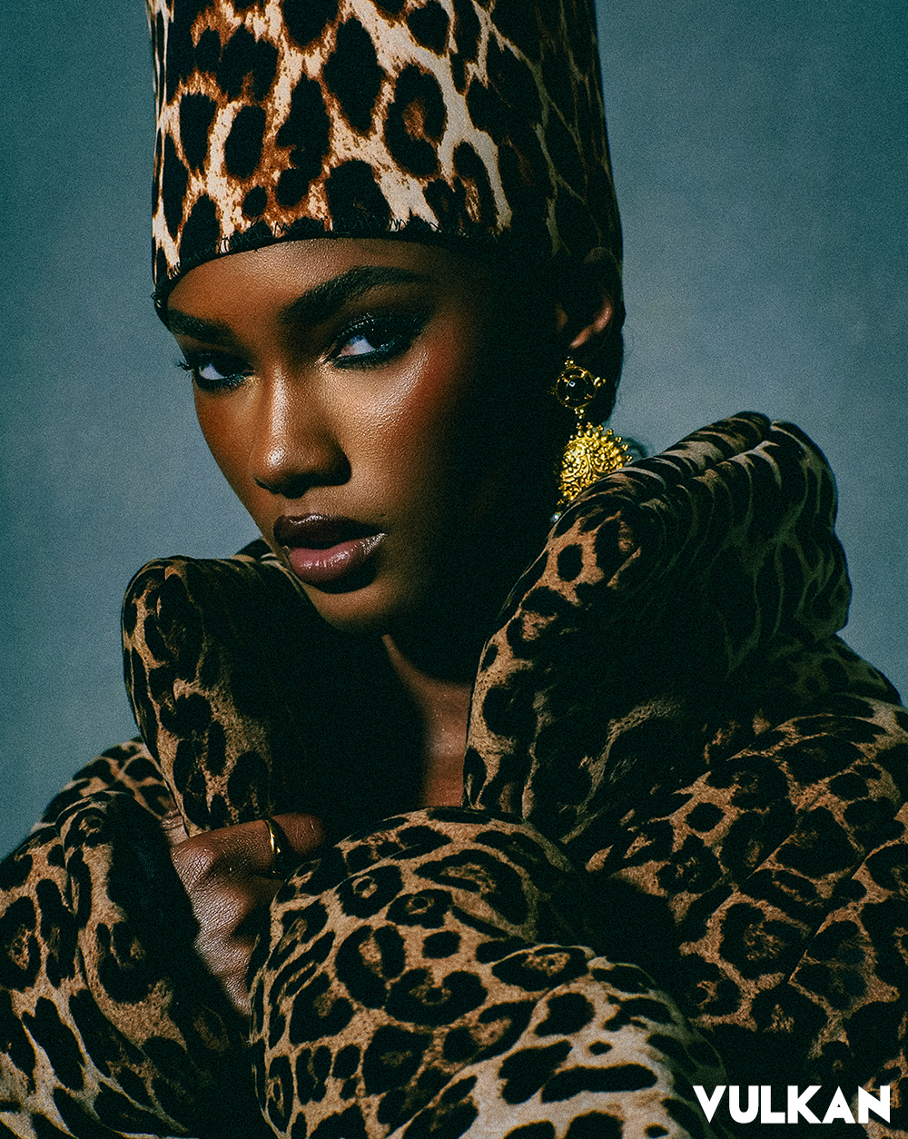 Coat & Hat – MR. BLEU @mrbleu_official Earrings- Adiba @adiba.official Belt- Rowen Rose @rowenroseofficial