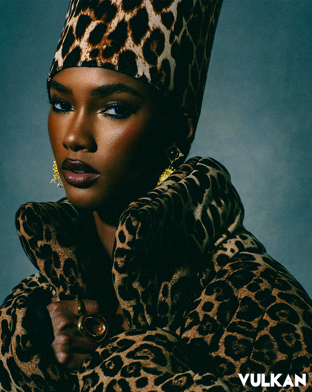 Coat & Hat – MR. BLEU @mrbleu_official Earrings- Adiba @adiba.official Belt- Rowen Rose @rowenroseofficial