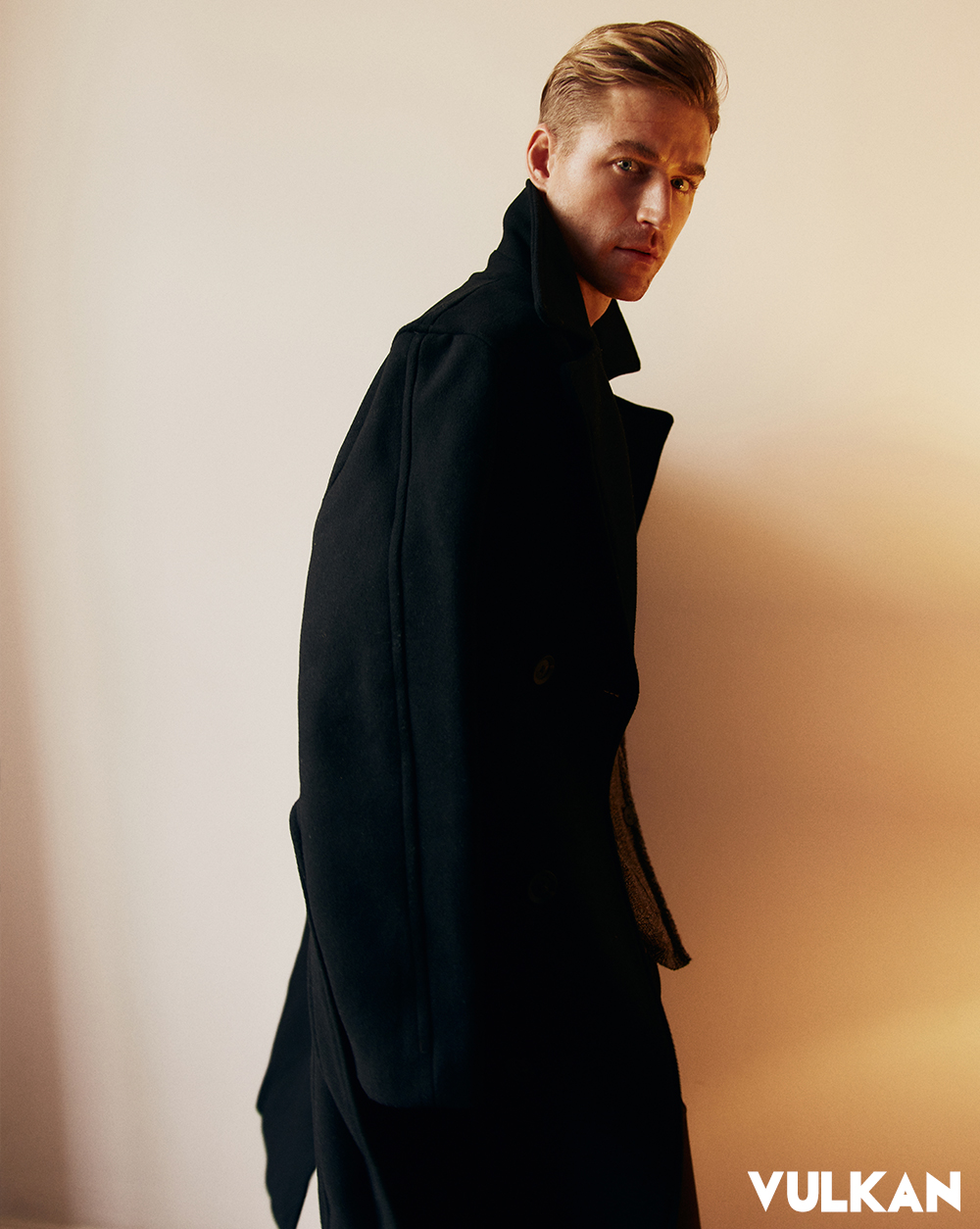 Coat BOSS, Jersey LOEWE, Pants UNIQLO