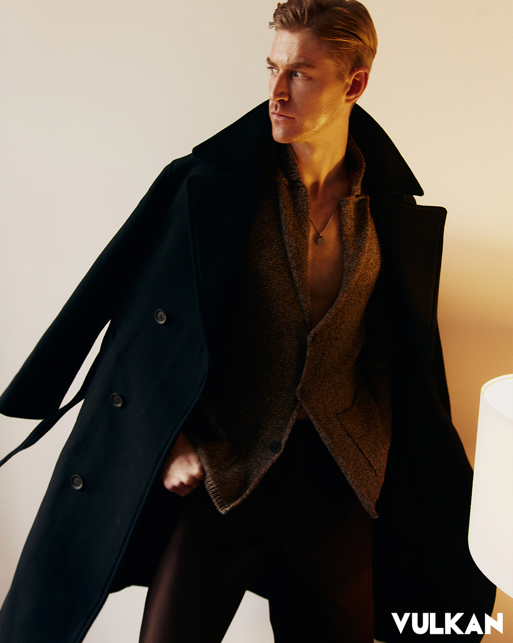 Coat BOSS, Jersey LOEWE, Pants UNIQLO