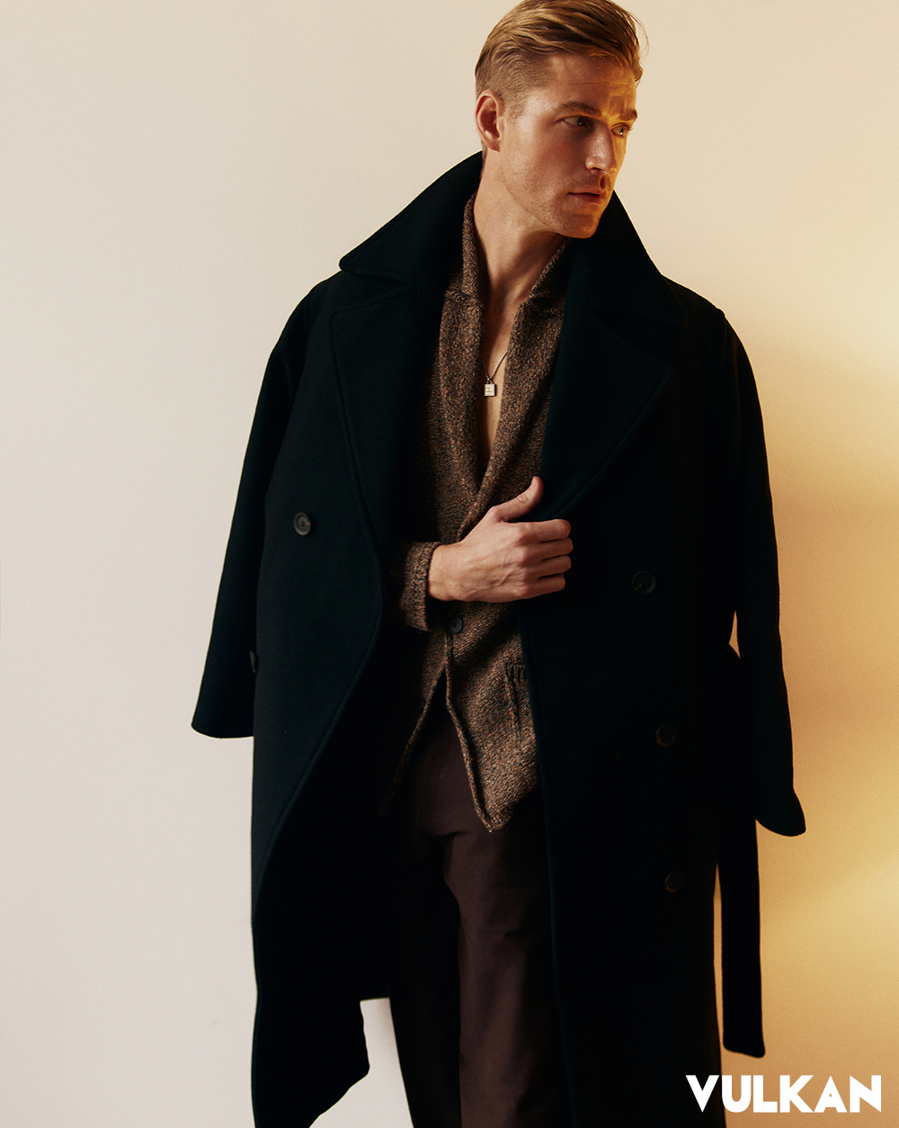 Coat BOSS, Jersey LOEWE, Pants UNIQLO
