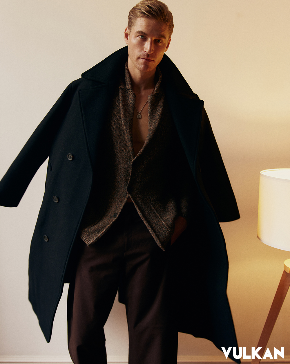Coat BOSS, Jersey LOEWE, Pants UNIQLO
